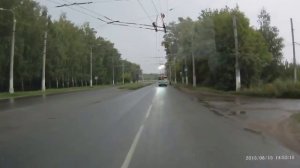 Троллейбус оборвал провода