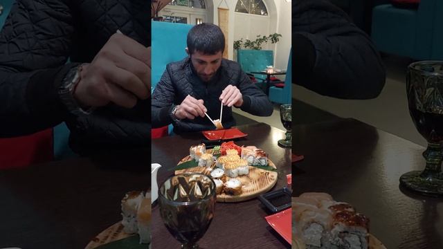 вот как надо кушать суши!смотрим и учимся смотреть онлайн