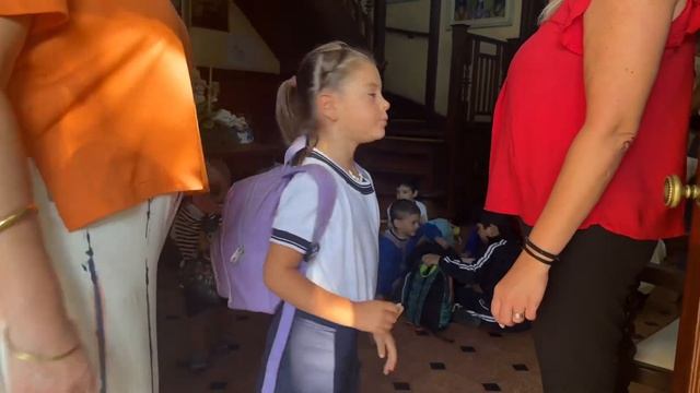 Пошли в садик в Аргентине! Первая неделя, как реагируют дети! Учим испанский смотреть онлайн