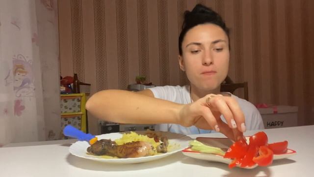 Мукбанг Пюрешка Роллтон Куриный Окорочок Свежие Овощи и рассказ про знакомство с мужем