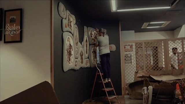 Вывешиваю художественное панно в ресторане Леон | Timelapse смотреть онлайн