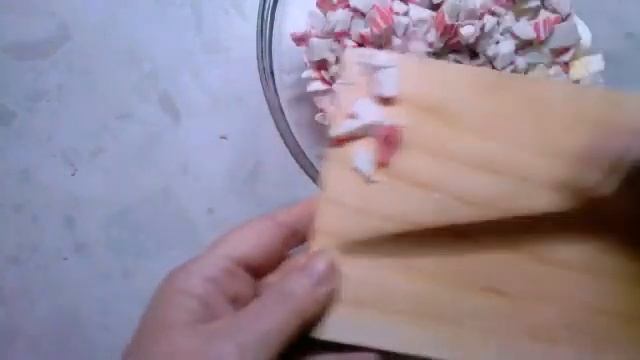 Крабовый салатик с мандаринами и чесноком. смотреть онлайн