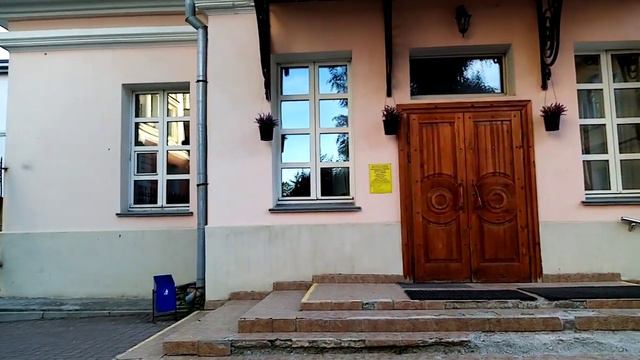 гость (неизвестная птица) во дворе дома, где принимали прав. Иоанна Кронштадтского смотреть онлайн