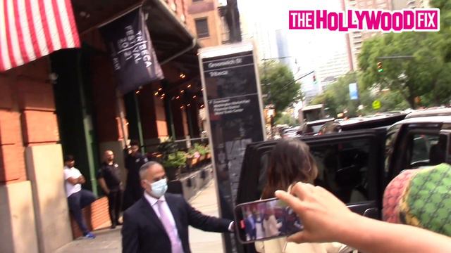 Kendall Jenner Looks Stylish In All Neutral While Heading Out To The Tonight Show With Jimmy Fallon смотреть онлайн