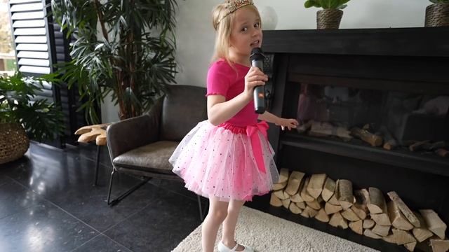 LUCiLLA GEEFT LiVE THUiS OPTREDEN MET “MODESHOW” ? | Bellinga Short #144 смотреть онлайн