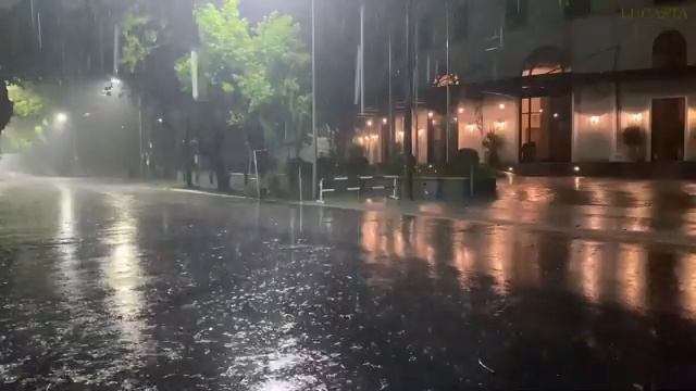 Победите бессонницу с помощью звуков сильного дождя и глубокого грома - звуки проливного дождя для смотреть онлайн