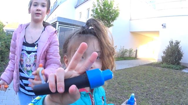 Ясмин и Илана учат прыгать на скакалке смотреть онлайн