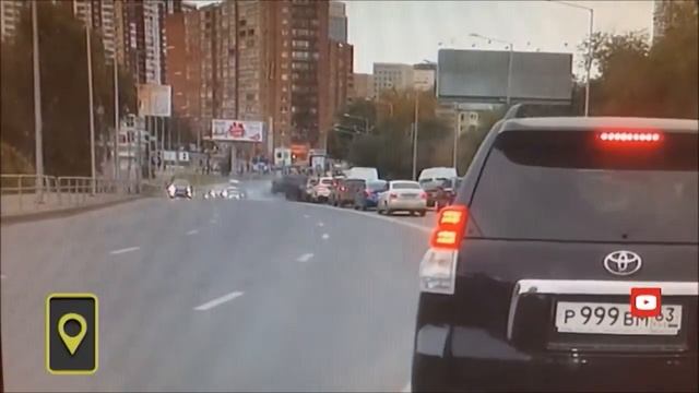 Неуправляемый внедорожник протаранил десять машин в Самаре (Unmanaged SUV rammed six cars in Russia смотреть онлайн