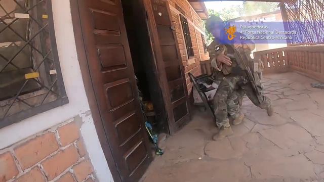 Португальские Десантники В Тяжелом Бою С Африканскими Повстанцами В Центральноафриканской Республик смотреть онлайн