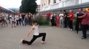 Парни танцуют осетинские танцы.