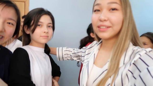 ШКОЛЬНЫЙ ВЛОГ: пришли в пижамах! смотреть онлайн