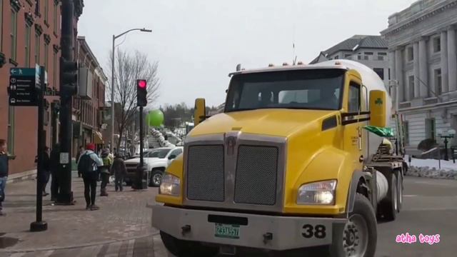 Finding toys pink excavator yellow excavator green excavator fire truck mixer truck sand truc