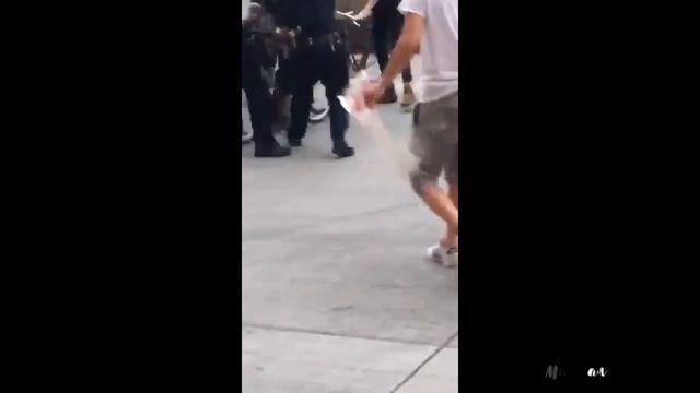 Беспорядки в Америке. Нью-Йорк. Полиция применяет силу и забирает велосипед. смотреть онлайн