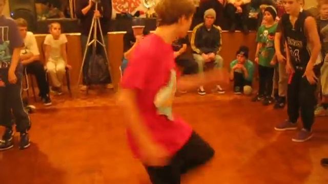 Rhythm crew vs СПБ (третий круг) / Мал, да удал 2012 смотреть онлайн