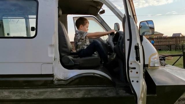 Снегоболотоход Ниссан Ванетт на гусеницах. смотреть онлайн