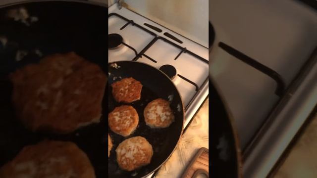 Гороховый суп на копченых ребрах и куриные котлеты все очень вкусно Одесса ❤️❤️❤️