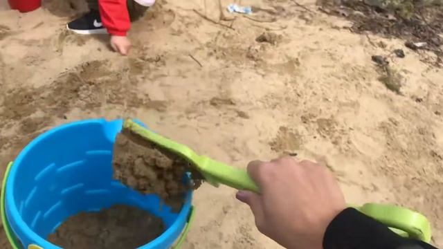 Kids Building Sand Castle.дети играют в песочнице на детской площадке
#kidsplaying #детинапеске