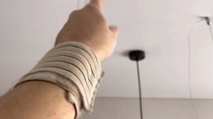 Установка люстры на тросиках в натяжной потолок.