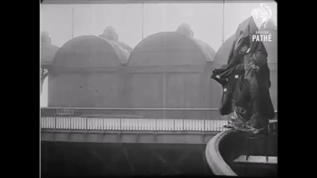 The Infamous Eiffel Tower Death Jump of 1912 смотреть онлайн