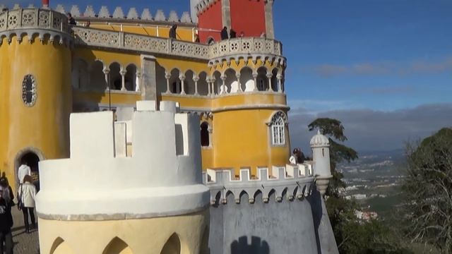 Потрясающий замок Пена (Palácio da Pena) и мыс Рока. смотреть онлайн