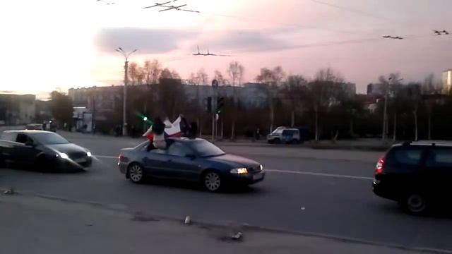 Гулянья в Мурманске в честь победы ЧМ по хоккею 21.05.2012 смотреть онлайн