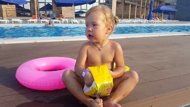 Решили покупаться в бассейне ;) Сандра Си учит деток как надо плавать малышам! Vlog смотреть онлайн