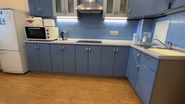 Уютная двухкомнатная квартира с хорошей транспортной доступностью смотреть онлайн