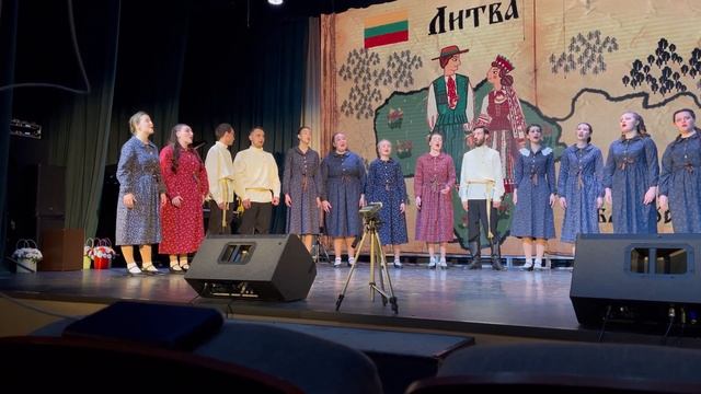 Свети-Цвет "PJOVE LANKOJ SIENA" - литовская народная песня смотреть онлайн