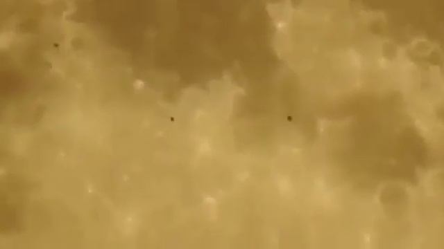 странные объекты около луны