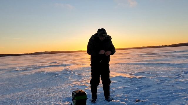 За Окунем на Снегоходе | Рыбалка в Карелии на Маслозеро смотреть онлайн