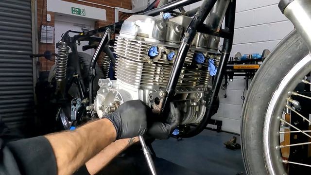 Honda CB750K Custom Brat Build Part 2 - Engine Removal смотреть онлайн
