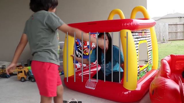 McDonald's Drive Thru Mommy en Disney Cars Lightning McQueen Power Wheel Ride On Car смотреть онлайн