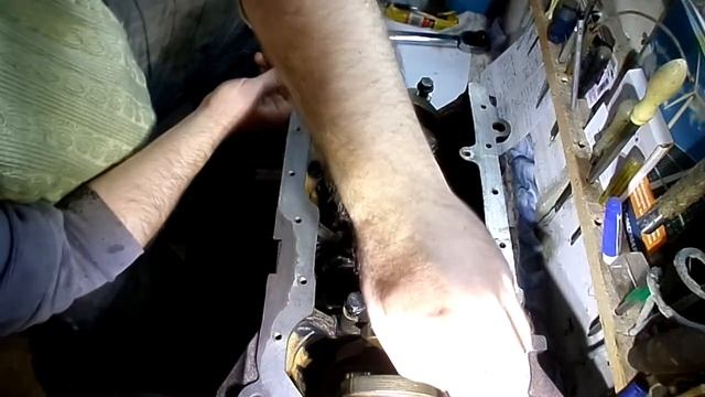 81   Установка болтов  коленвала  двигателя  Джили МК  копия  двгателя TOYOT A4 FE