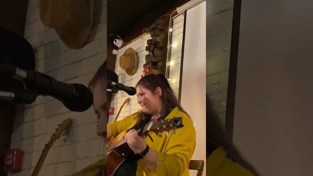 В лето #авторскаяпесня #песниподгитару #дарбука смотреть онлайн