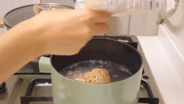 SUB)?밥, 빵, 면 골고루 맛있게 먹으며 -10kg 유지하는 만족감 높은 다이어트식단 요리브이로그 | 에그덕베이글, 야끼소바, 비빔국수, 달걀김밥, 프로틴요거트볼, 꿀메론 смотреть онлайн