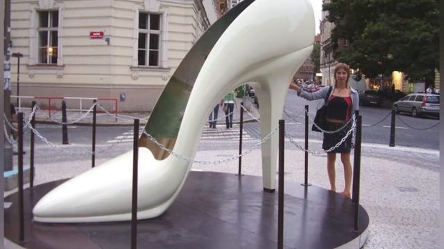 Обувь в искусстве: Памятник женской туфельке в Праге смотреть онлайн