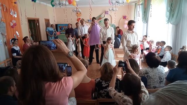 Выпускной. Танец папы с дочкой!:) смотреть онлайн