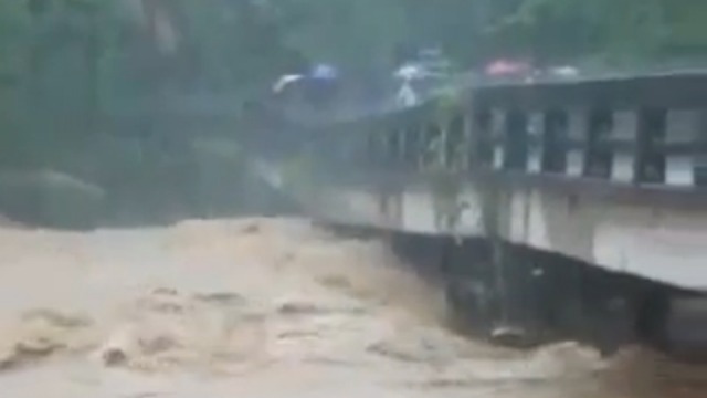 Тропический ливень в Таиланде смотреть онлайн