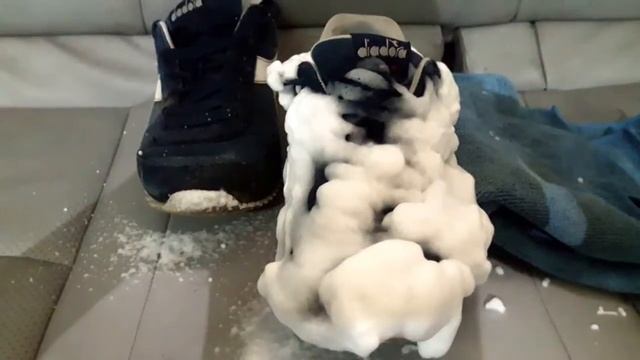 Быстрая чистка обуви. Лайфхак с пенкой для химчистки смотреть онлайн