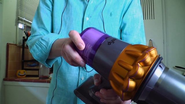 Dyson V15 Detect - How To Clean The Clear Bin & Cyclone смотреть онлайн