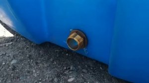 Врезка штуцера поплавка в пластиковую емкость