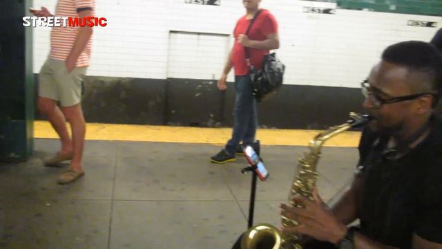Henry Sax toca "Dilemma" en el metro de Nueva York смотреть онлайн