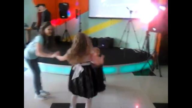 Малышка танцует в кругу друзей смотреть онлайн