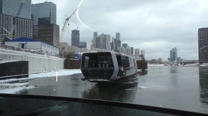 Речной электрический трамвай "Сходня" пришвартовывается к причалу "Сердце столицы".