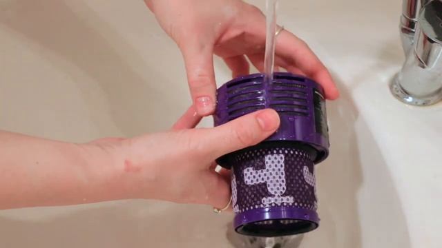DYSON V10 ŞARJLI SÜPÜRGE NASIL TEMİZLENİR? || İÇİNDEN ÇIKAN TOZLARA BAKIN!? смотреть онлайн