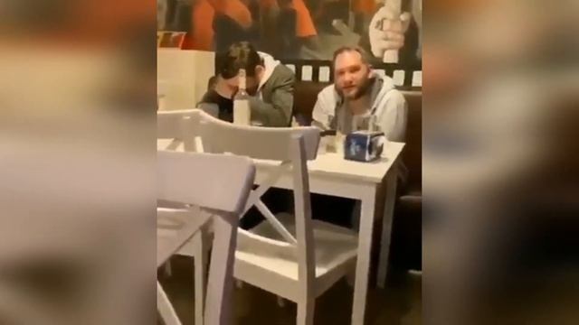 Толерантненько. Два мужика целуются в кафе отдыхаем! смотреть онлайн