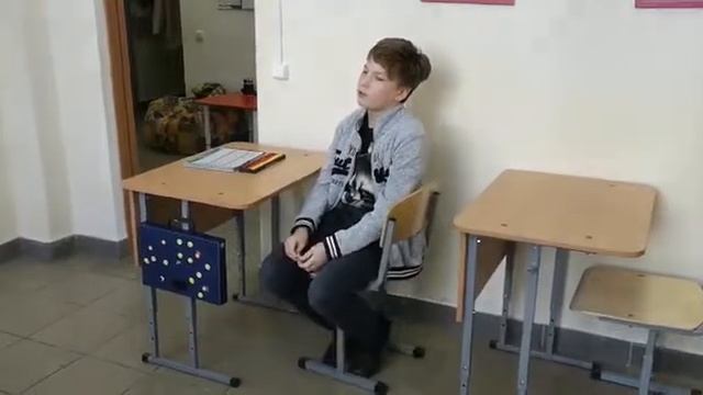 Ребенок умножает двузначные и трехзначные числа в уме смотреть онлайн