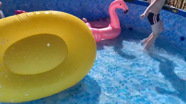 Fun at the swimming pool ?♀️ I веселье в бассейне смотреть онлайн