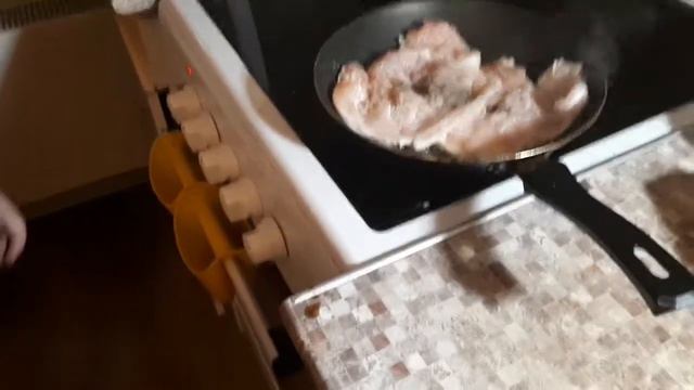 Коля готовит ужин)