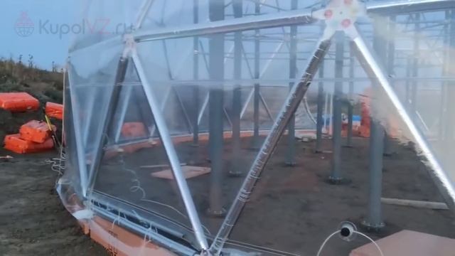Монтаж оболочки из воздушной подушки для купольного вегетария диаметром 16 м. смотреть онлайн
